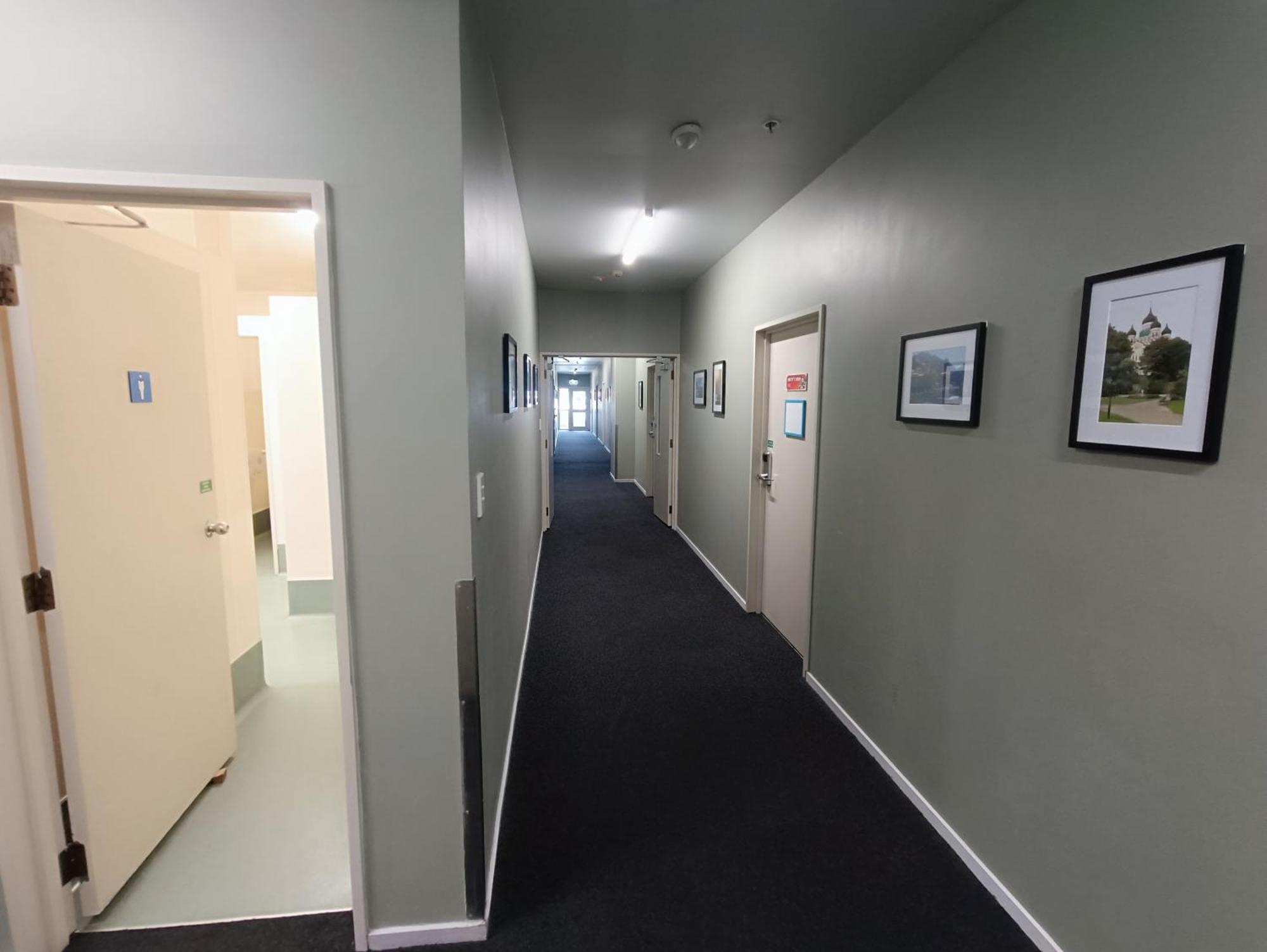 Urbanz Hostel Christchurch Ngoại thất bức ảnh A corridor at the University of Waikato's E H Turbott Residence