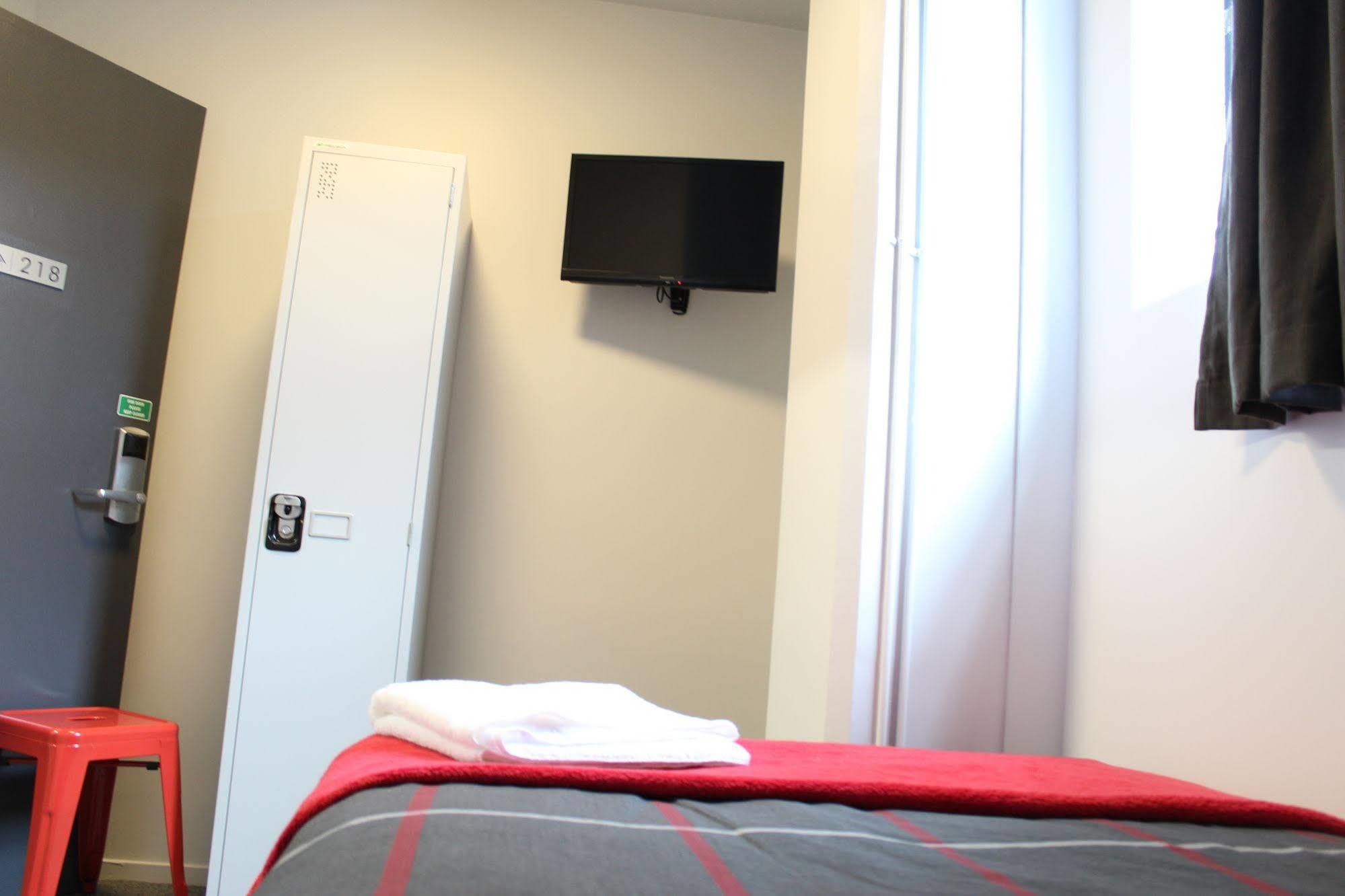 Urbanz Hostel Christchurch Ngoại thất bức ảnh A room at a B&B hotel in Paris