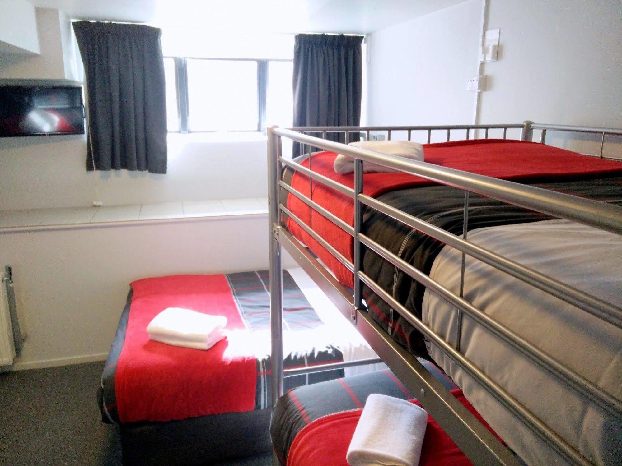 Urbanz Hostel Christchurch Ngoại thất bức ảnh A typical room at the hotel