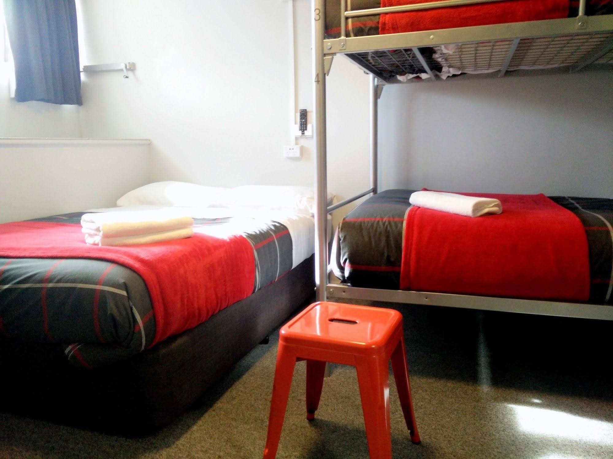 Urbanz Hostel Christchurch Ngoại thất bức ảnh A typical room at a backpackers' hostel in Dunedin, New Zealand